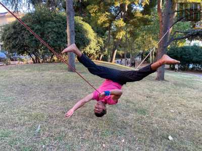 E infine chiude la sessione con un difficile shoulder stands restando in equilibrio con le spalle poggiate sulla striscia e le gambe in aria